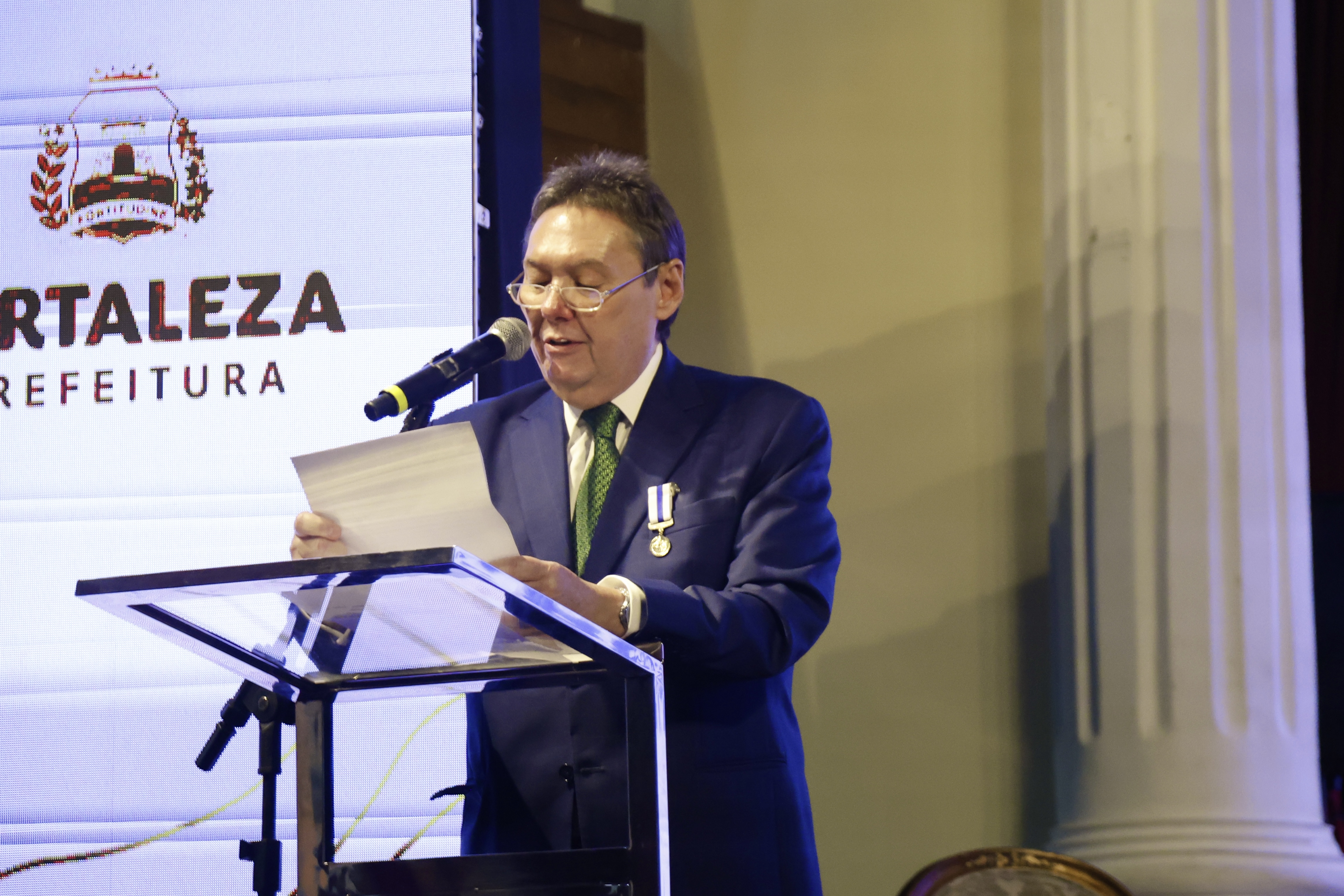 ivens dias branco discusando